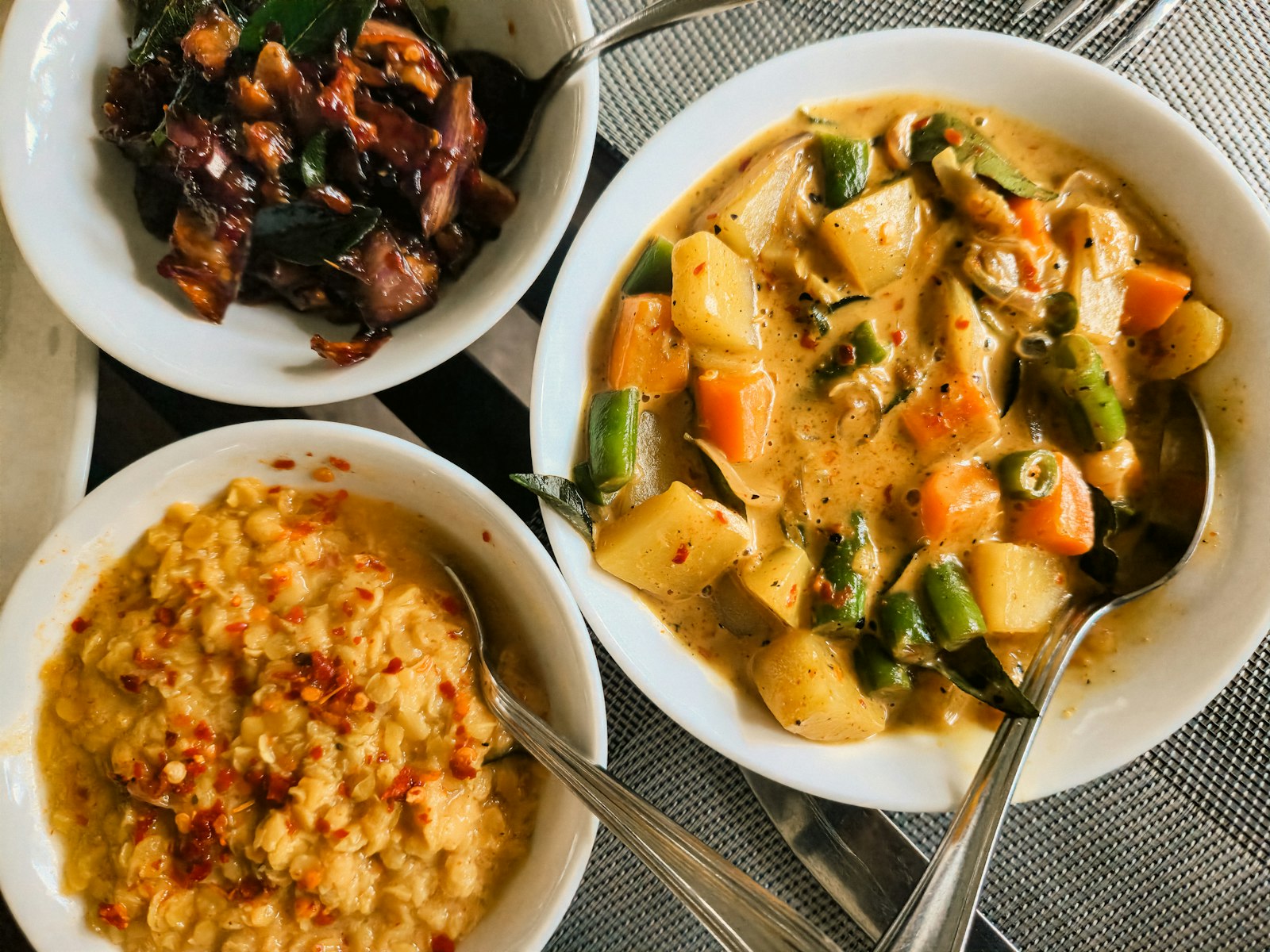 Avondeten in Arugam Bay: kottu, roti & sapstalletjes