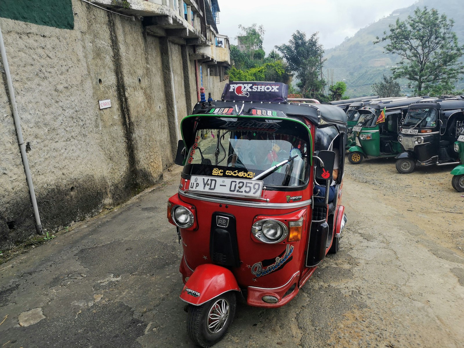 Klassieke rode tuk tuk geparkeerd in een Sri Lankaanse straat