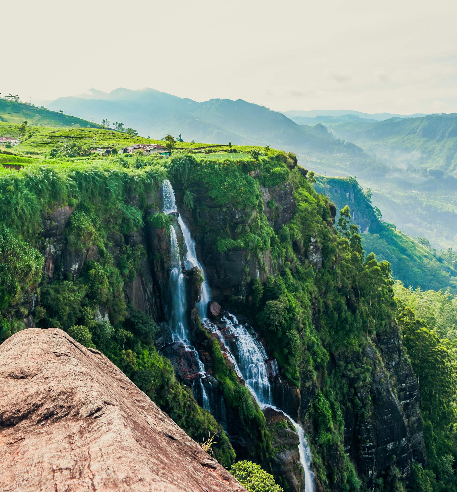 Minitrek naar de bovenpoelen van de Diyaluma-waterval